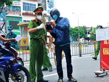 Người dân khai báo di chuyển nội địa khi lưu thông trên các tuyến đường /// KHÁNH TRẦN