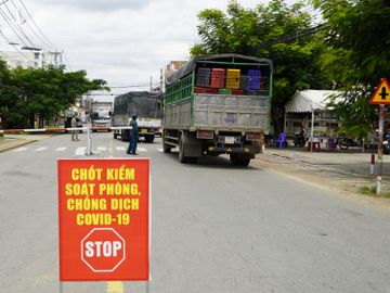 Chốt kiểm soát tại quốc lộ 62, phường 2, TP Tân An ngày 23/8. Ảnh:Hoàng Nam