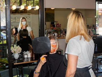 Tại một salon tóc ở Los Angeles, người đã tiêm chủng vẫn phải đeo khẩu trang, theo khuyến cáo của giới chức ngày 15/7. Ảnh: NY Times