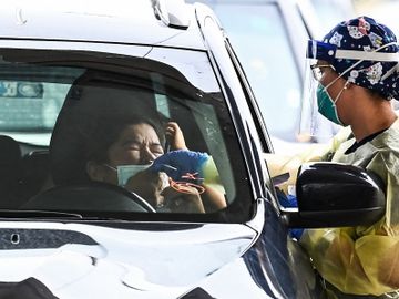 Nhân viên y tế lấy mẫu tại một điểm xét nghiệm nCoV ở Florida, Mỹ, hôm /8. Ảnh: AFP.