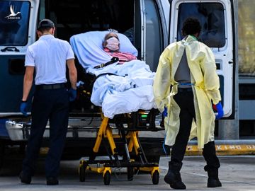 Bệnh nhân được vận chuyển bên ngoài một bệnh viện điều trị Covid-19 ở Miami, Mỹ, hôm 16/8. Ảnh: AFP.