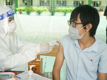 Người dân TP.HCM đến sớm, chờ tiêm vắc xin Sinopharm