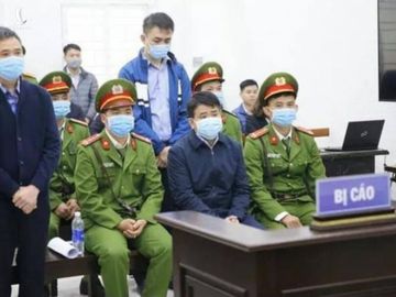 Nguyên Chủ tịch UBND TP.Hà Nội Nguyễn Đức Chung bị kết án 5 năm tù vì liên quan vụ án “Chiếm đoạt tài liệu bí mật Nhà nước”.