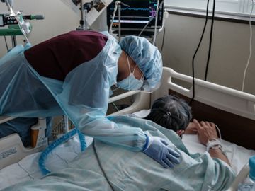 Nhân viên y tế thăm khám bệnh nhân Covid-19 ở bệnh viện tại Sapporo, Nhật Bản, hôm 3/8. Ảnh: AFP.