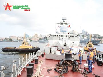 Biên đội tàu Việt Nam cập cảng TP Vladivostok, chuẩn bị tham gia Army Games 2021 - Ảnh 4.