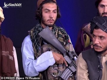 Phát thanh viên Afghanistan đưa tin giữa vòng vây súng ống Taliban - Ảnh 2.