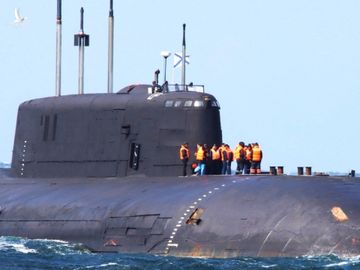 Tàu ngầm hạt nhân Nga gặp sự cố nghiêm trọng: Thủy thủ đã mặc áo phao, cứu hộ khẩn cấp!