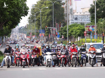 TP.HCM: Mỗi ngày khoảng 1 triệu lượt người ra đường, dự báo còn tăng