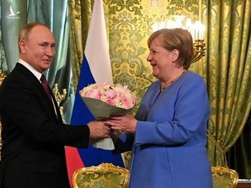 Cuộc gặp ‘chia tay’ giữa ông Putin và bà Merkel có hoa hồng, nhưng không nhượng bộ