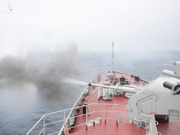 Chiến hạm 016-Quang Trung khai hỏa pháo hạm AK 176 trên biển Vladivostok Chiến hạm 016-Quang Trung khai hỏa pháo hạm AK 176 trên biển Vladivostok