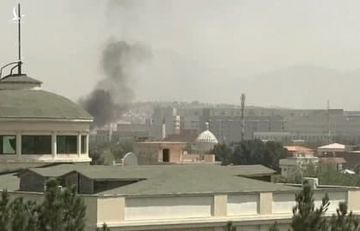 NÓNG: Taliban bao vây Kabul - Khói bốc lên từ tòa nhà ĐSQ Mỹ, trực thăng Mỹ gấp rút sơ tán nhân viên ngoại giao - Ảnh 2.