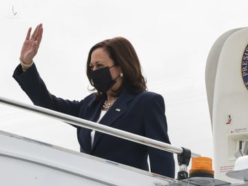 Phó tổng thống Mỹ Kamala Harris tới Singapore hôm 22/8. Ảnh: AP.