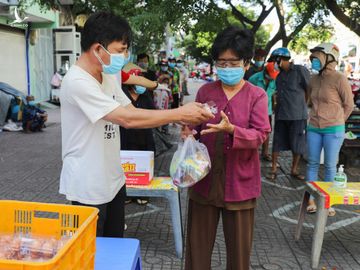 Người dân tại TP HCM nhận lương thực, thực phẩm tại các điểm phát từ thiện, tháng 6/2021. Ảnh: Quỳnh Trần