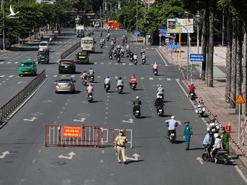 Lực lượng công an làm nhiệm vụ ở chốt kiểm soát đường Hoàng Minh Giám, quận Phú Nhuận, ngày 12/8. Ảnh: Quỳnh Trần