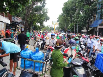 TP.HCM tăng cường các biện pháp siết chặt hơn nữa lưu lượng giao thông trên đường /// Ảnh: T.N