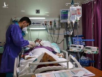 Y tá chăm sóc cho bệnh nhân Covid-19 tại một bệnh viện ở thủ đô Tehran, Iran. Ảnh: Reuters.
