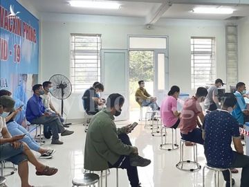 Lao động tại cửa khẩu, công dân Lao Cai khám sàng lọc để tiêm vắc xin Vero Cell /// Ảnh Sở Y tế tỉnh Lào Cai