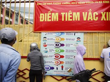 Dân đội nắng, đội mưa đi tiêm vaccine Vero Cell - ảnh 4