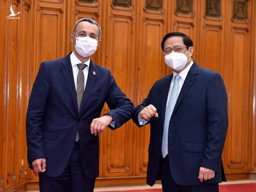 Thủ tướng Phạm Minh Chính và Phó tổng thống Ignazio Cassis "bắt tay" trong điều kiện phòng dịch Covid-19 /// Ảnh Gia Hân