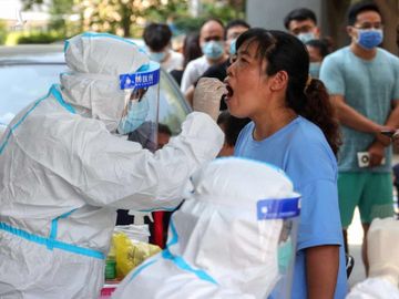 Nhân viên y tế lấy mẫu xét nghiệm Covid-19 tại thành phố Trịnh Châu, tỉnh Hà Nam. Ảnh: AFP.