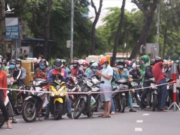 Người dân không tự ý về quê, TP.HCM sẽ kịp thời phân phối hàng hoá cứu trợ - 1