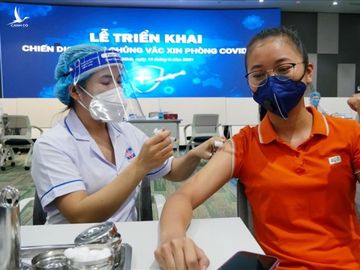 Tiêm vaccine phòng COVID-19 cho người dân tại TPHCM. Ảnh: Hoài Anh