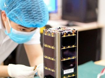 Vệ tinh NanoDragon trong phòng sạch của Trung tâm Vũ trụ Việt Nam. Ảnh: VNSC.