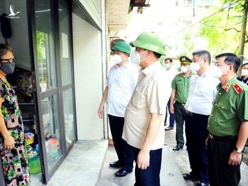 Bí thư Thành ủy Đinh Tiến Dũng khảo sát công tác cung ứng hàng hóa, nhu yếu phẩm cho người dân.