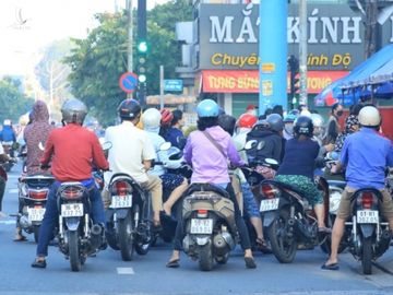 Người dân TP.HCM đi siêu thị đông nghẹt từ sớm: ‘Không biết khi nào mới tới lượt!’ - ảnh 3