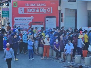 Người dân TP.HCM đi siêu thị đông nghẹt từ sớm: ‘Không biết khi nào mới tới lượt!’ - ảnh 9
