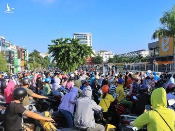 Người dân TP.HCM đi siêu thị đông nghẹt từ sớm: ‘Không biết khi nào mới tới lượt!’ - ảnh 1