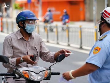 TP.HCM tăng cường phòng chống dịch: Khóc nức nở nói lý do ‘bất chấp ra đường’ - ảnh 4