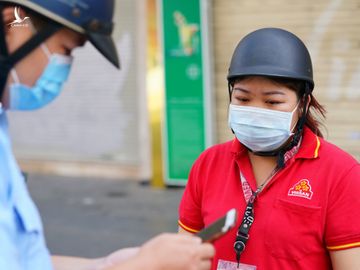 TP.HCM tăng cường phòng chống dịch: Khóc nức nở nói lý do ‘bất chấp ra đường’ - ảnh 3