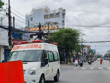 Tài xế xe cứu thương hạn chế tối đa hụ còi trong đợt này, nhất là về đêm. /// ẢNH: DUY TÍNH