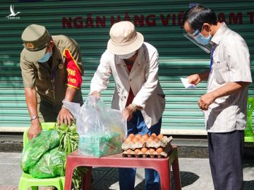 Công an 'đêm dầm sương, ngày đội nắng' mang đồ tươi ngon cho bà con chống dịch Covid-19 - ảnh 13