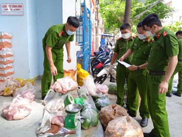 Công an 'đêm dầm sương, ngày đội nắng' mang đồ tươi ngon cho bà con chống dịch Covid-19 - ảnh 11