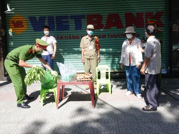 Công an 'đêm dầm sương, ngày đội nắng' mang đồ tươi ngon cho bà con chống dịch Covid-19 - ảnh 12