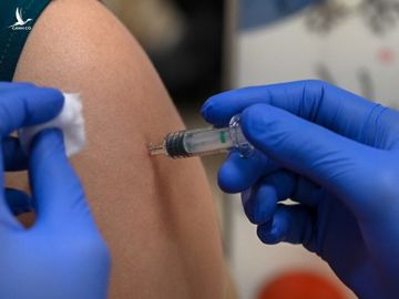 Một phụ nữ tiêm vaccine Covid-19 tại bệnh viện Mount Elizabeth ở Singapore ngày 7/9. Ảnh: AFP