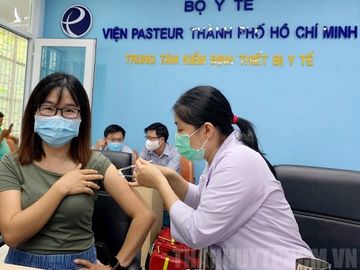 Phóng viên được tiêm vắc xin phòng COVID -19 tại Viện Pasteur TPHCM