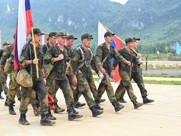Đội tuyển Liên bang Nga vui mừng sau khi giành chiến thắng Chặng 3 Về đích, nội dung Vùng tai nạn, chiều 2/9. Ảnh: Giang Huy