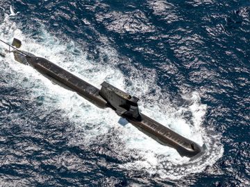 Tàu ngầm HMAS Rankin tham gia diễn tập AUSINDEX 21 ngoài khơi thành phố Darwin, Australia ngày 10/9. Ảnh: BQP Australia.
