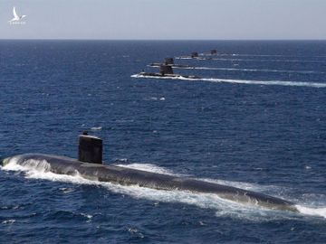 Từ dưới lên, tàu ngầm USS Santa Fe của Mỹ di chuyển theo đội hình cùng tàu ngầm HMAS Collins, HMAS Farncomb, HMAS Dechaineux và HMAS Sheean của Australia tháng 2/2019. Ảnh: RAN.