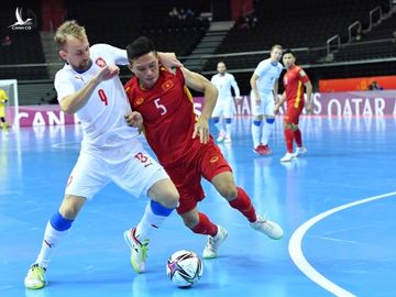 Anh Quý (số 5) tranh bóng với Tomas Koudelka. Ảnh: VFF