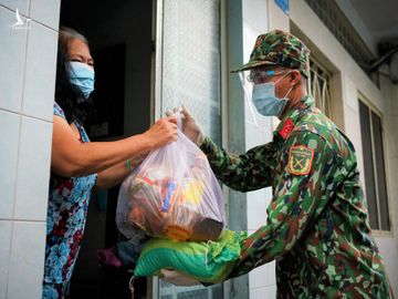 Bộ đội hỗ trợ trao tặng quà tặng đến người dân ở Q.Bình Thạnh, TP.HCM đang gặp khó khăn /// Độc Lập