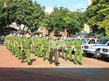 Công an TP.HCM phát thực phẩm tận tay người dân: Có chiến sĩ từng F0, giờ vẫn xông pha - ảnh 2