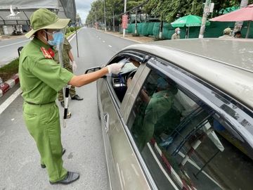 Bình Dương cho phép người tiêm 1 mũi vắc xin Covid-19 đủ 14 ngày được ra đường /// ĐỖ TRƯỜNG