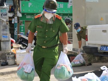 Công an TP.HCM phát thực phẩm tận tay người dân: Có chiến sĩ từng F0, giờ vẫn xông pha - ảnh 5