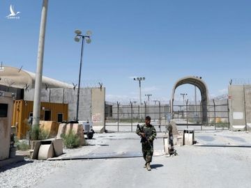 Một binh sĩ Afghanistan canh gác bên ngoài căn cứ Bagram hồi tháng 7 /// Reuters