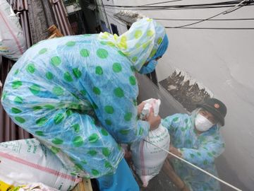 Bộ đội vác bao cát chèn mái nhà cho người dân vùng đỏ ở Đà Nẵng - ảnh 3