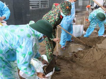Bộ đội vác bao cát chèn mái nhà cho người dân vùng đỏ ở Đà Nẵng - ảnh 4